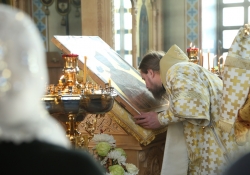 Крестный ход с иконой страстотерпца Николая. Божественная литургия в Губкинском