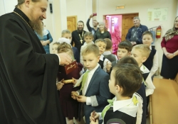 Первоклассники Салехардской православной гимназии поздравили владыку с днем небесного покровителя