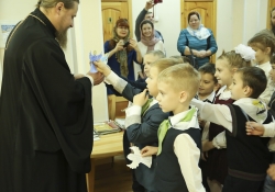 Первоклассники Салехардской православной гимназии поздравили владыку с днем небесного покровителя