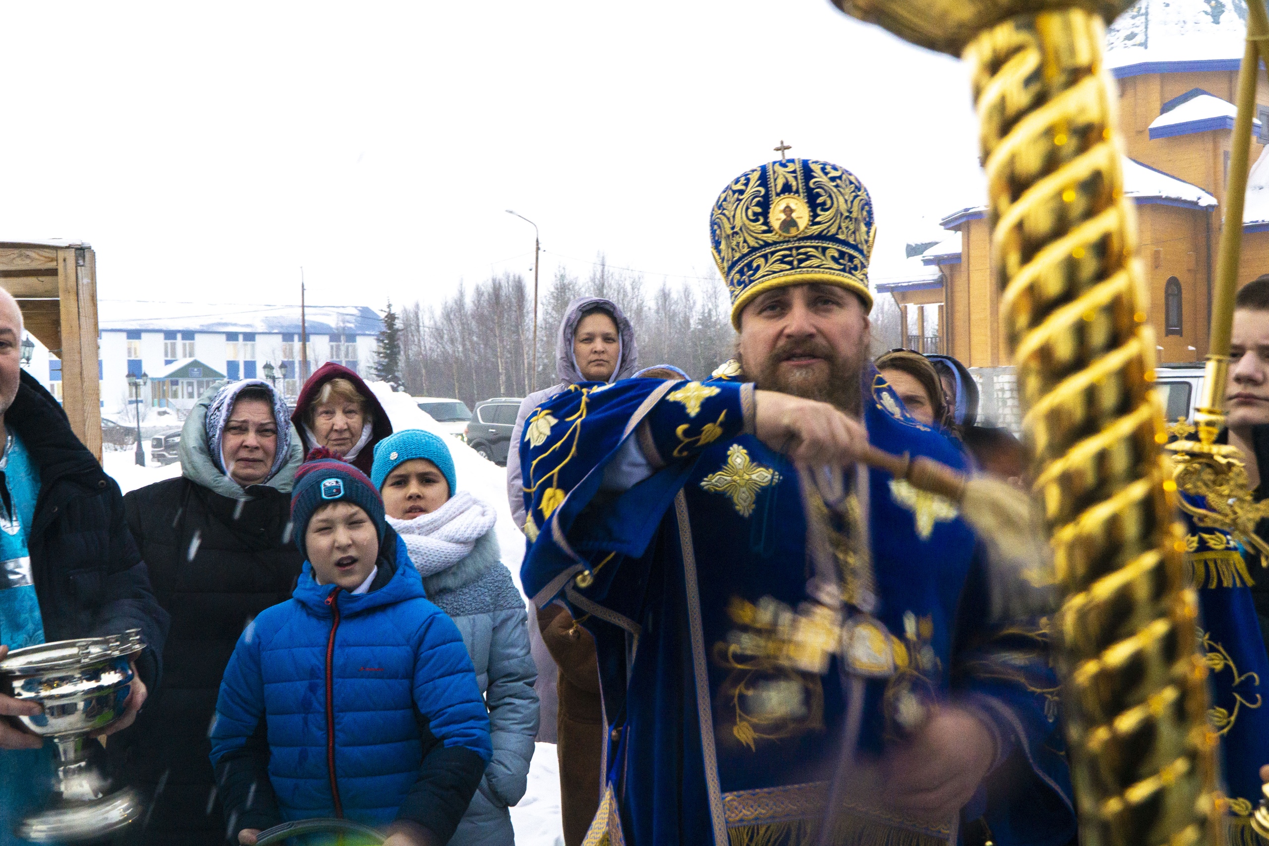 Открытие храма в салехарде. Православный храм поселок Уренгой. Церковь в пгт Уренгой. Салехардская епархия 2011 год. Католики Салехарда.