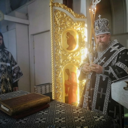 Архиепископ Николай совершил литургию Преждеосвященных даров в Петропавловском храме