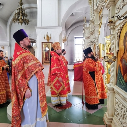 Архиепископ Николай совершил литургию в Петропавловском храме