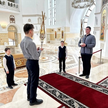 Подготовка иподиаконского состава к Пасхальному богослужению