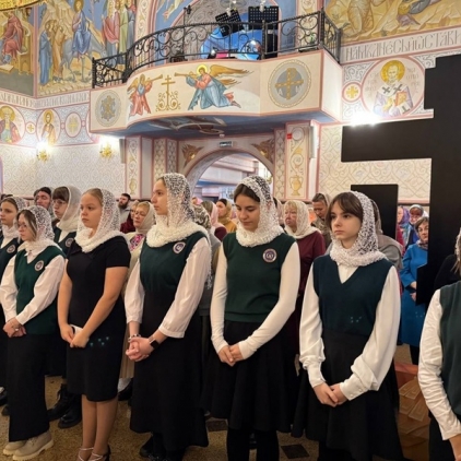 Гимназисты Нового Уренгоя на Божественной литургии