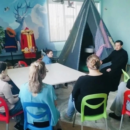 Священнослужитель диакон Виталий Хоменко посетил детский дом «Семья» в Ноябрьске