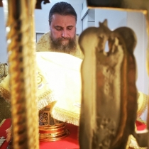 Архиепископ Николай совершил литургию в Петропавловском храме