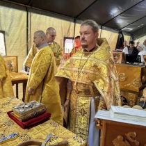 Литургия в приспособленном помещении на Архиерейском подворье