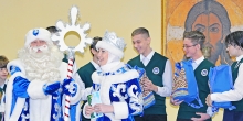 Воспитанникам Филофеевской гимназии вручил новогодние подарки.