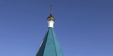 На церкви в Белоярске установили крест с куполом