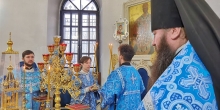 Божественная литургия в Петропавловском храме в воскресный день