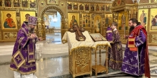 епископ Феодосий совершил Божественную литургию кафедральном соборе на Крестопоклонную