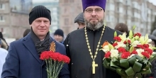 Возложение цветов в Новом Уренгое в День Победы 