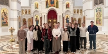 Около 30 молодых людей на Библейском ужине